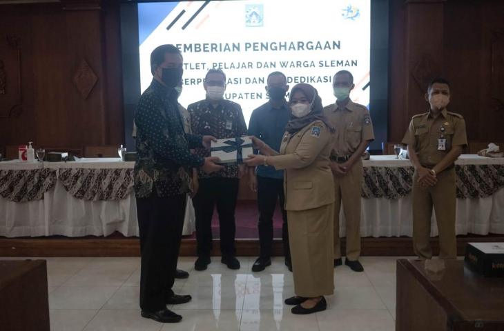 Wahyana mendapat penghargaan dari Bupati Sleman, Kustini Sri Purnomo, pada Senin (20/8/2021). (Istimewa)