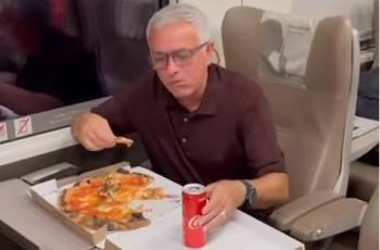 Unik Banget, Mourinho Rayakan Kemenangan AS Roma dengan Makan Pizza