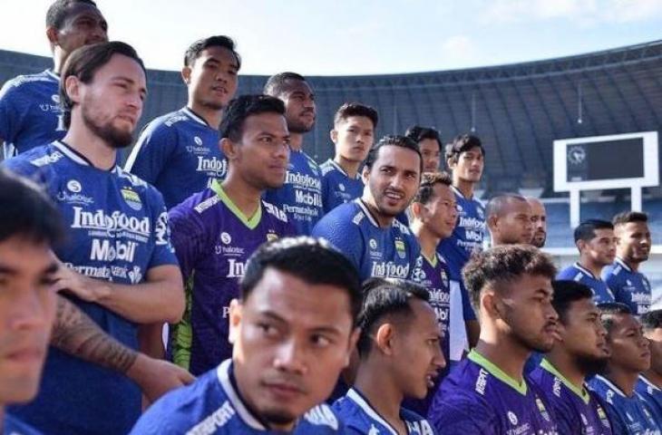 Potret jersey baru Persib Bandung untuk Liga 1 2021. (Instagram/persib)