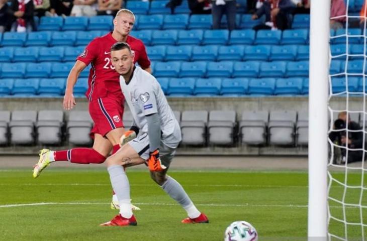 Penyerang tim nasional Norwegia Erling Haaland (kiri) memperdaya kiper Belanda Justin Bijlow untuk mencetak gol dalam laga lanjutan Grup G kualifikasi Piala Dunia 2022 zona Eropa di Stadion Ulievaal, Oslo, Belanda, Rabu (1/9/2021) waktu setempat. (ANTARA/AFP/NTB/Terje Bendiksby)