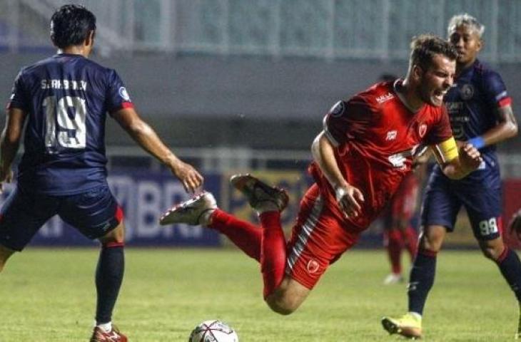 Suasana laga Liga 1 2021-2022 PSM Makassar kontra Arema FC di Stadion Pakansari, Bogor, Minggu (5/9/2021) malam WIB. [ANTARA FOTO/Yulius Satria Wijaya]