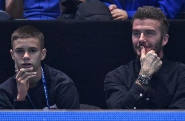 David Beckham bersama putranya Romeo menyaksikan pertandingan Tenis pada 18 November 2018. [AFP]