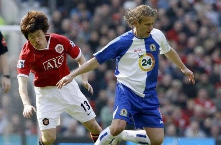 Tugay Kerimoglu ketika berduel dengan Park Ji-sung. (Andrew Yates/AFP)