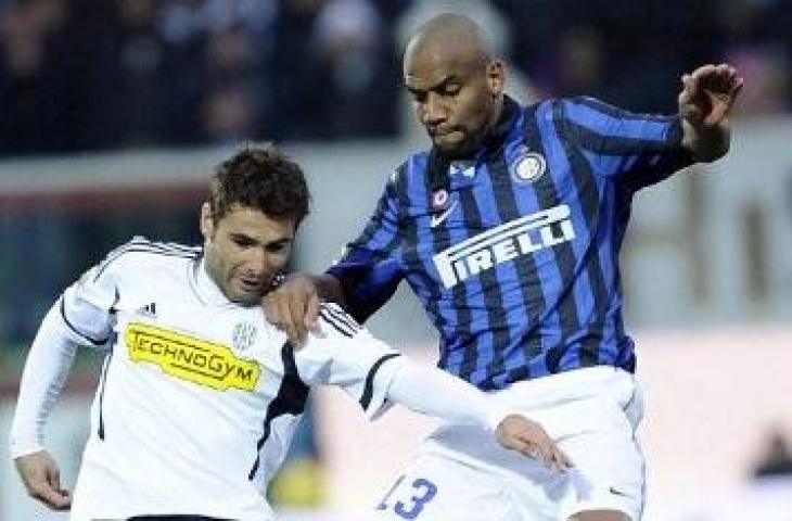 Adrian Mutu ketika berduel dengan Douglas Maicon. (Filippo Monteforte/AFP)