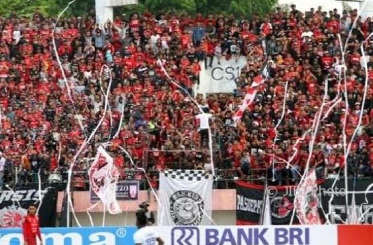 Pasoepati meleparkan strimer dan menaburkan potongan kertas dari tribun stadion Manahan saat laga antara Persis melawan PSPS Pekanbaru, Jumat (6/10). (JIBI/SOLOPOS/ Sunaryo Haryo Bayu)