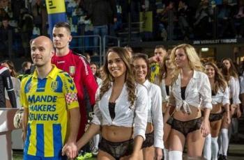 Momen Klub Belanda RKC Waalwijk Bawa Maskot Gadis-gadis Cantik Berbikini