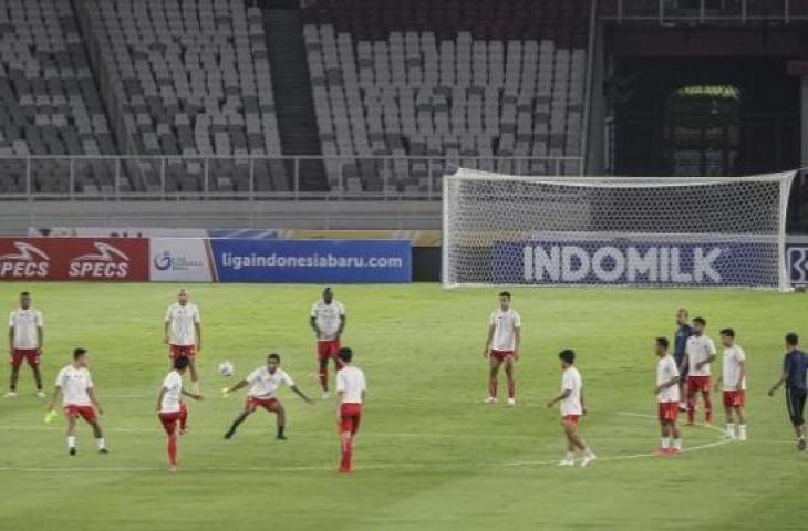 Pesepak bola tim Persik Kediri mengikuti sesi latihan di Stadion Utama Gelora Bung Karno, Senayan, Jakarta, Kamis (26/8/2021). (ANTARA FOTO/Dhemas Reviyanto/hp.)