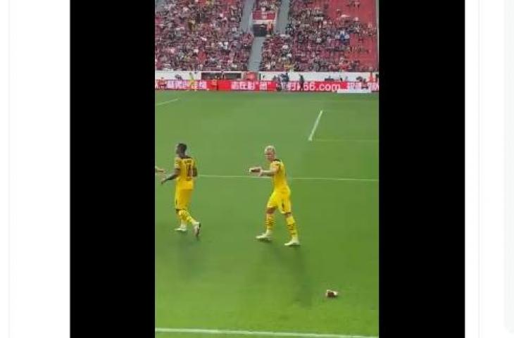 Erling Haaland lempat gelar bir saat laga Borusia Dortmund vs Bayer Leverkusen. (Twitter)