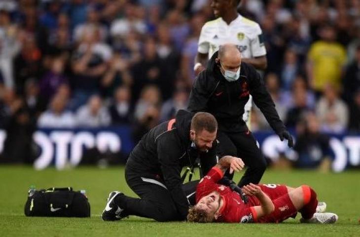 Pemain Liverpool, Harvey Elliott, mengerang kesakitan usai menerima tekel pemain Leeds United. (AFP/Oli Scarff)