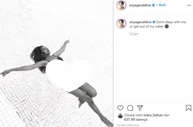 Pose Anya Geraldine mengambang di atas air. (Instagram/@anyageraldine)