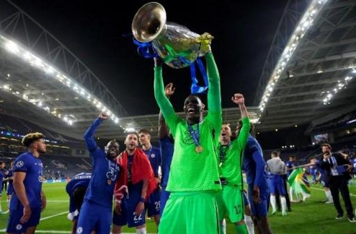 Kiper Chelsea, Edouard Mendy saat mengangkat trofi Liga Champions. (MANU FERNANDEZ / POOL / AFP)