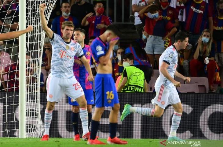 Penyerang Bayern Munchen Robert Lewandowski (kanan) melakukan selebrasi usai cetak gol lawan Barcelona dalam pertandingan pertama Grup E Liga Champions di Camp Nou, Barcelona pada 15 September 2021. ANTARA/AFP/LLUIS GENE