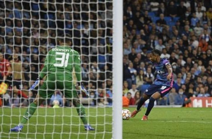 Aksi penyerang RB Leipzig, Christopher Nkunku, saat mencetak gol ke gawang Manchester City. (OLI SCARFF / AFP)