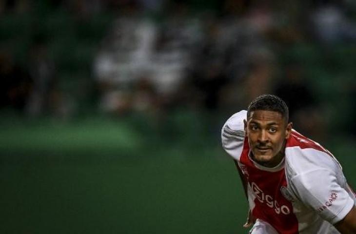 Sebastien Haller memborong empat gol saat Ajax melumat Sporting Lisbon 5-1. (PATRICIA DE MELO MOREIRA / AFP)