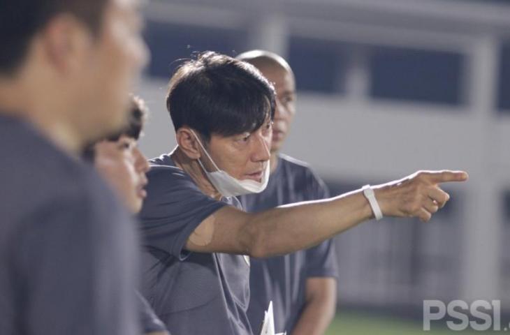 Pelatih tim nasional Indonesia Shin Tae-yong (kedua dari kanan) memberikan instruksi dalam latihan tim nasional Indonesia di Stadion Madya Gelora Bung Karno, Jakarta, Jumat (7/5/2021). Timnas Indonesia akan menjalani tiga laga terakhir Grup G Kualifikasi Piala Dunia 2022 yang seluruhnya berlangsung terpusat di Uni Emirat Arab (UEA) pada Juni 2021. ANTARA/HO-PSSI