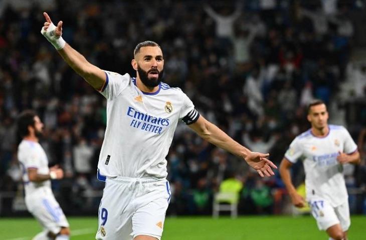 Penyerang Real Madrid Karim Benzema merayakan gol saat melawan Real Mallorca dalam laga lanjutan Liga Spanyol, Kamis (23/9/2021) dini hari WIB. (AFP/Gabriel Bouys)