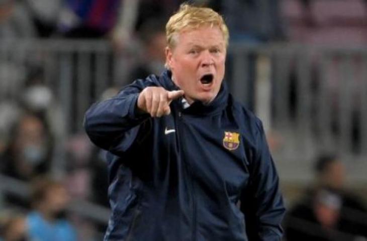 Pelatih Barcelona, Ronald Koeman pada laga Liga Spanyol kontra Granada di Camp Nou, Selasa (21/8/2021) dini hari WIB. [AFP/LLUIS GENE / AFP]