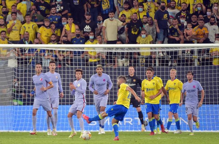 Pemain Cadiz Alberto Perea menendang bola ke gawang Barcelona dalam laga lanjutan Liga Spanyol di Stadion Ramon de Carranza, Kamis (23/9/2021). (AFP/Cristina Quicler)