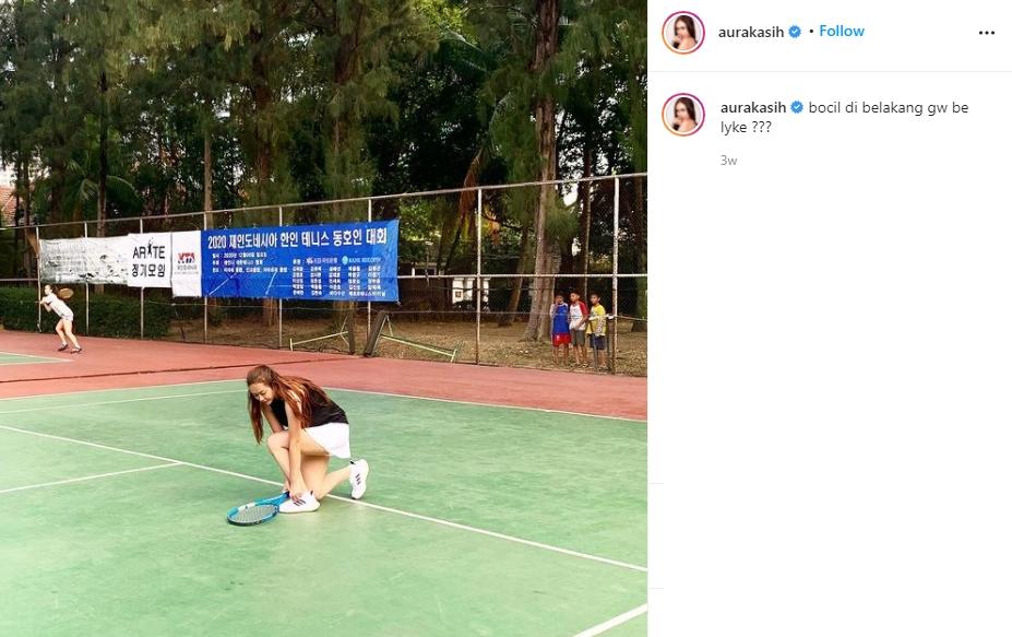 Aura Kasih main tenis. (Instagram/aurakasih)