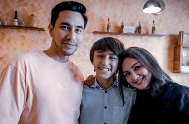 Darius dan Donna Agnesia bersama sang putra (Instagram.com)