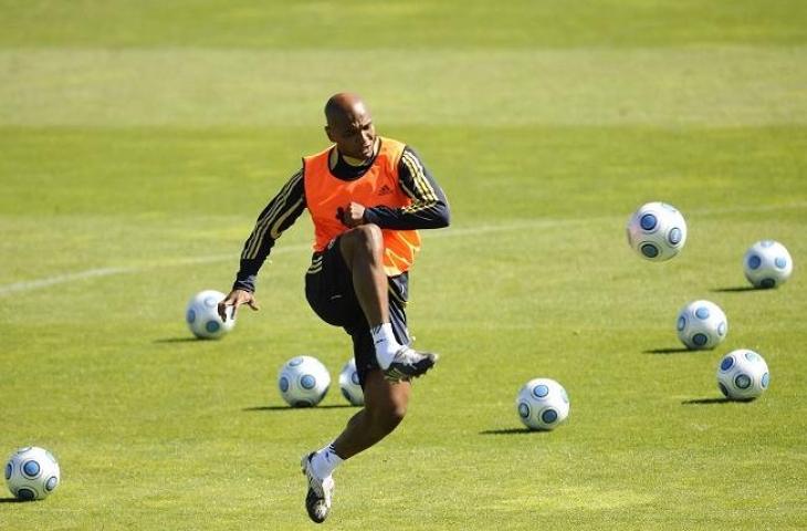 Pemain Spanyol Marco Senna saat sesi latihan di La Rozas, 2009. (AFP/PIERRE-PHILIPPE MARCOU)