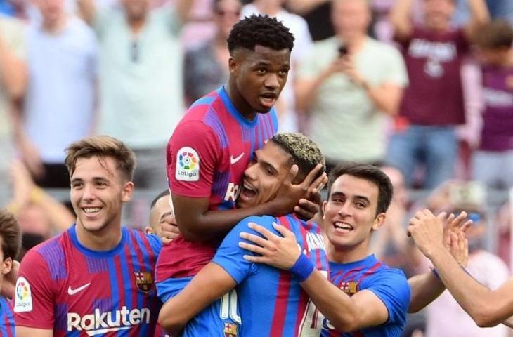 Pemain Barcelona merayakan kemenangan usai kalahkan Levante dalam laga lanjutan Liga Spanyol. (AFP/LLuis Gene)