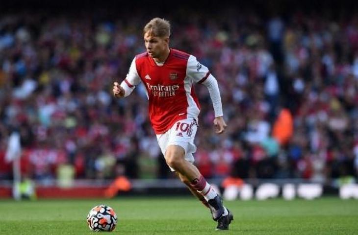 Gelandang Arsenal, Emile Smith Rowe, dalam laga melawan Tottenham. (Ben Stansall/AFP)