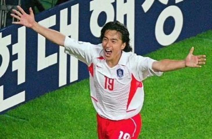 Ahn Jung-Hwan berselebrasi usai mencetak gol ke gawang Italia di Piala Dunia.2002. (Jacques Demarthon/AFP)