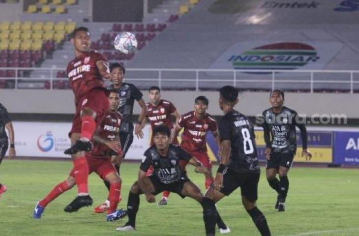 Pemain Persis Solo berduel dengan pemain PSG Pati dalam laga pembuka Liga 2 di Stadion Manahan, Minggu (26/9/2021). [Suara.com/Ronald Seger Prabowo]