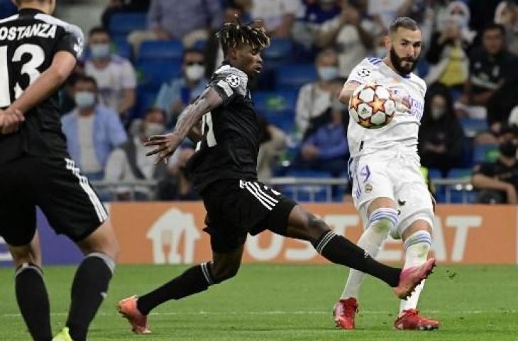 Aksi penyerang Real Madrid, Karim Benzema saat menghadapi pemain Sheriff Tiraspol di Liga Champions. (JAVIER SORIANO / AFP)