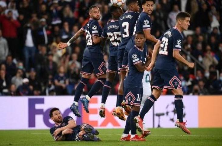 Lionel Messi rebahan jadi pagar hidup di laga PSG vs Man City. (FRANCK FIFE / AFP)