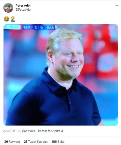 Ronald Koeman masih sempat tersenyum ketika Barcelona dibantai. (Twitter/@PeterAdel_)