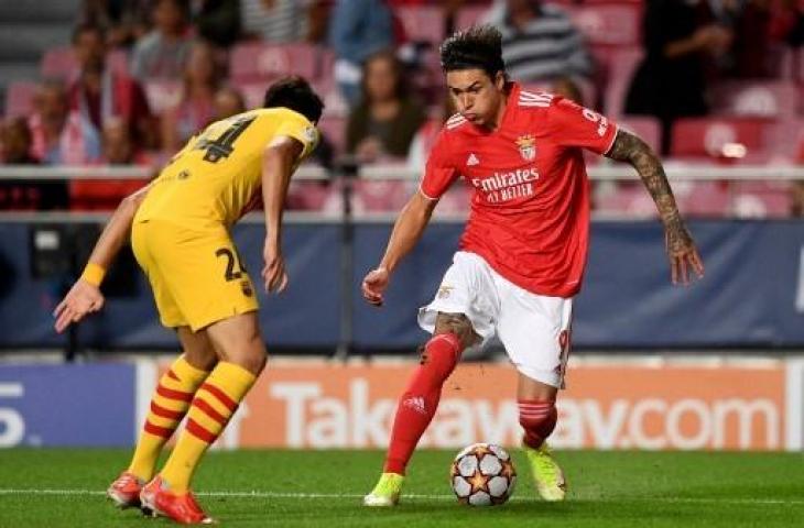 Aksi pemain Benfica, Darwin Munez saat melawan Barcelona di Liga Champions. (PATRICIA DE MELO MOREIRA / AFP)