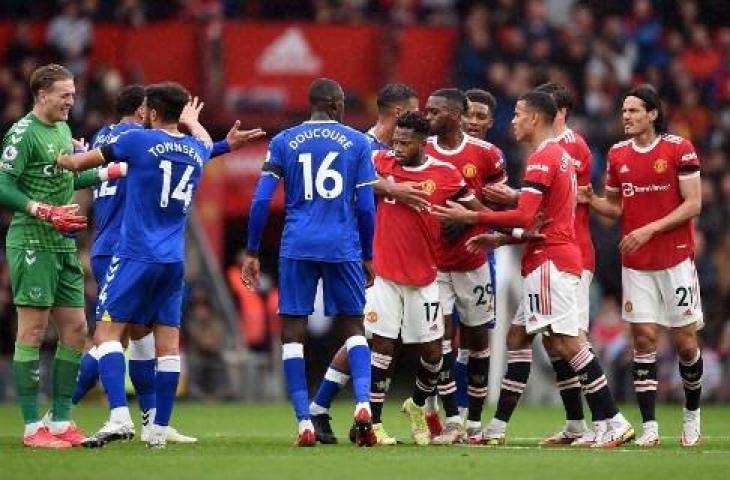 Manchester United ditahan imbang Everton 1-1. (OLI SCARFF / AFP)