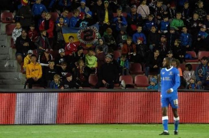 Pemain Rangers, Glen Kamara saat mendapat perlakukan rasis dari suporter Sparta Praha. (MICHAL CIZEK / AFP)