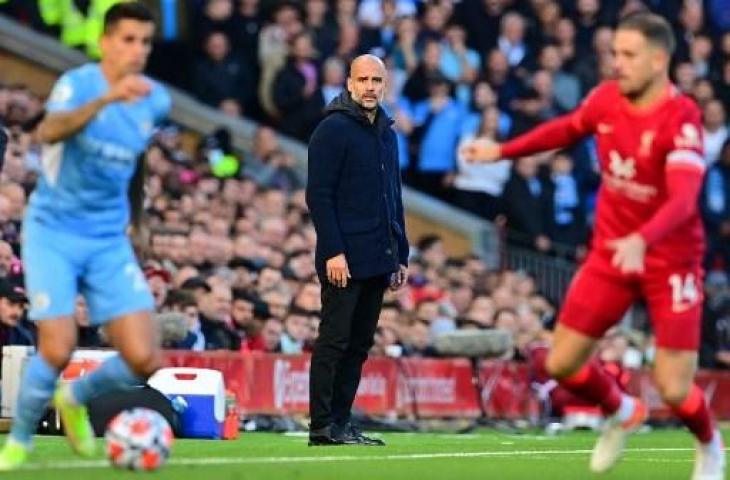 Pelatih Manchester City, Pep Guardiola saat pertandingan antara Liverpool vs Manchester City di Anfield pada lanjutan Liga Inggris, Minggu (3/10/2021). (Paul ELLIS / AFP)