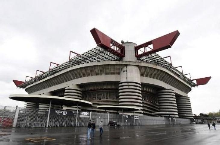 Potret Stadion San Siro. (MIGUEL MEDINA / AFP)