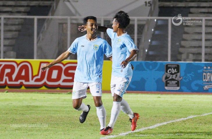 Striker Perserang, Ade Ivan Hafilah (kiri) merayakan gol untuk Perserang ke gawang PSKC Cimahi. (Dok. LIB)