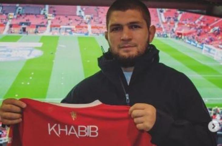 Khabib Nurmagomedov dapat jersey Man United. (Instagram/@khabib_nurmagomedov)