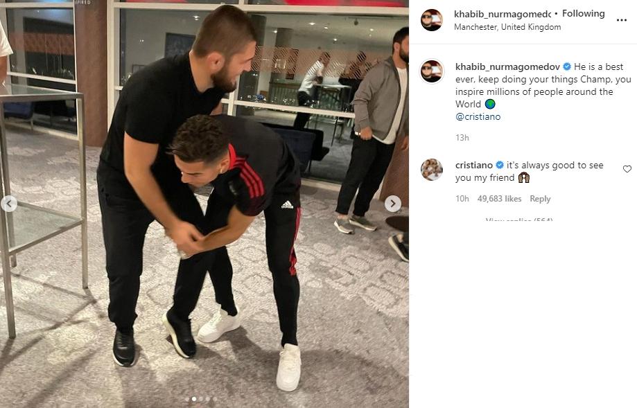 Momen ketika Khabib coba dibanting oleh Ronaldo. (Instagram/khabib_nurmagomedov)