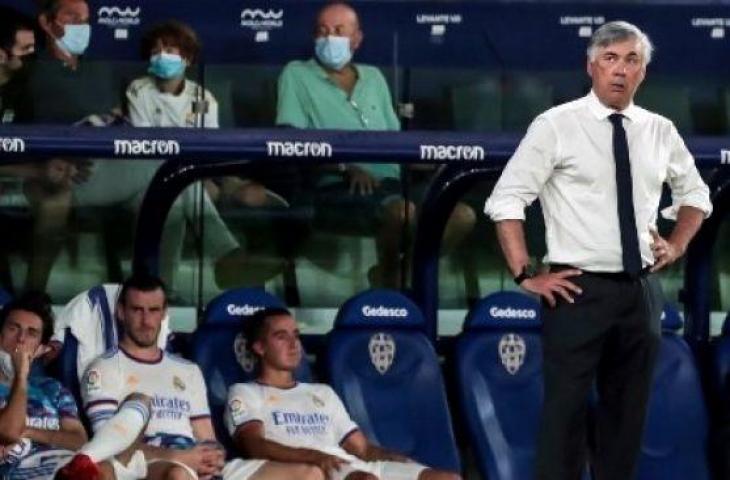 Pelatih Real Madrid Carlo Ancelotti di pinggir lapangan saat skuatnya menghadapi Levante dalam lanjutan La Liga Spanyol di Ciutat de Valencia stadium, Valencia 22 Agutus 2021. Jose Miguel FERNANDEZ / AFP