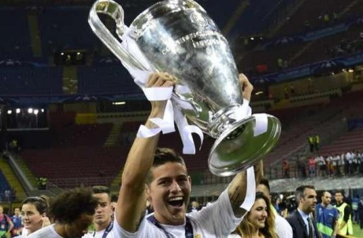 Pemain Real Madrid James Rodriguez mengangkat trofi Liga Champions [AFP]