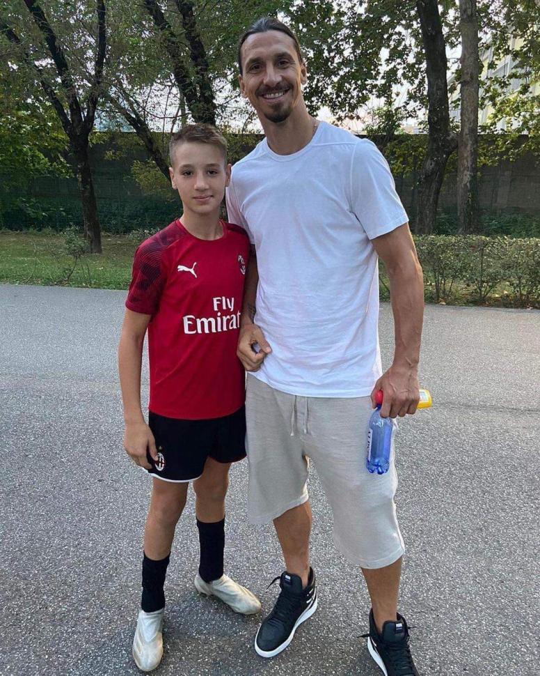 Wonderkid AC Milan, Francesco Camarda bersama Zlatan Ibrahimovic. (Twitter/@fotomac)