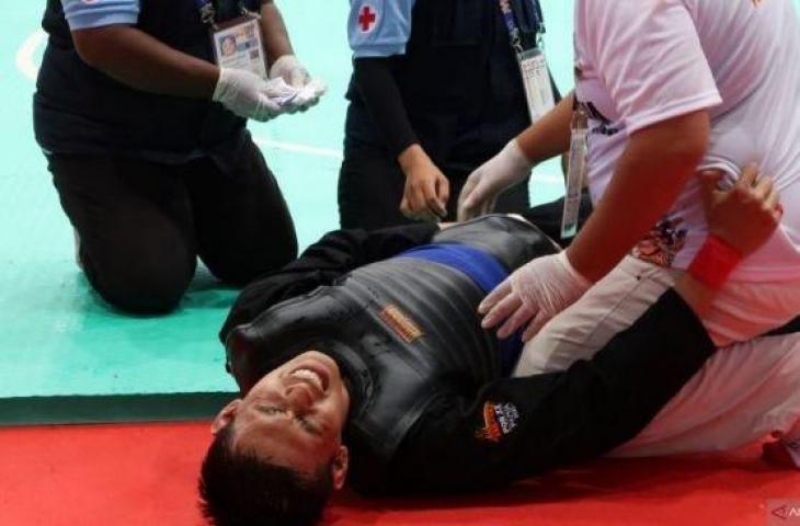 Hamry pesilat Sulawesi Selatan mengerang kesakitan setelah ditendang oleh Tiel Taraipos pada babak penyisihan cabang olahraga pencak silat di GOR Toware Kabupaten Jayapura, Jumat. (ANTARA/Muhammad Zulfikar)