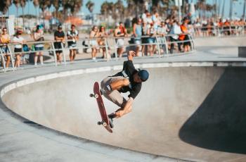 Mau Mencoba Bermain Skateboard? Ini Peralatan yang Anda Butuhkan!