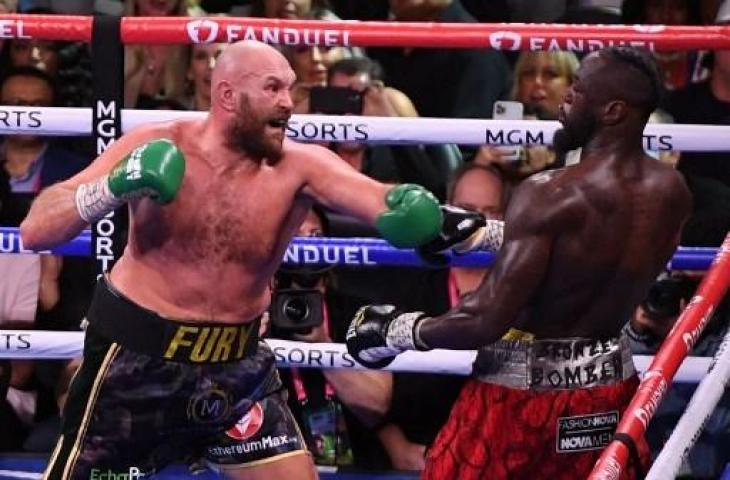 Tyson Fury saat mengalahkan Deontay Wilder dalam perebutan gelar juara dunia kelas berat WBC. (ROBYN BECK / AFP)