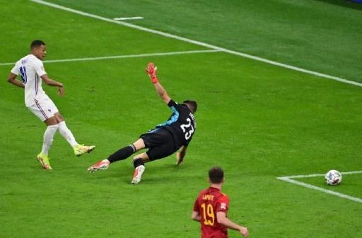 Aksi penyerang Timnas Prancis, Kylian Mbappe saat bobol gawang Spanyol di final UEFA Nations League. (MIGUEL MEDINA / POOL / AFP)