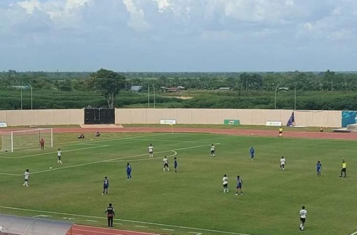 Papua vs Jawa Barat dalam perebutan medali emas cabang olahraga sepak bola putri PON XX di Stadion Katapal, Merauke, Senin (11/10/2021). (ANTARA/Yogi Rachman)