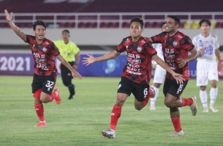 Gelandang AHHA PS Pati, Yuda Riski Irawan merayakan gol ke gawang Persijap Jepara dalam lanjutan Liga 2 Grup C di Stadion Manahan, Solo, Senin (11/10/2021). [Suara.com/Ronald Seger Prabowo]