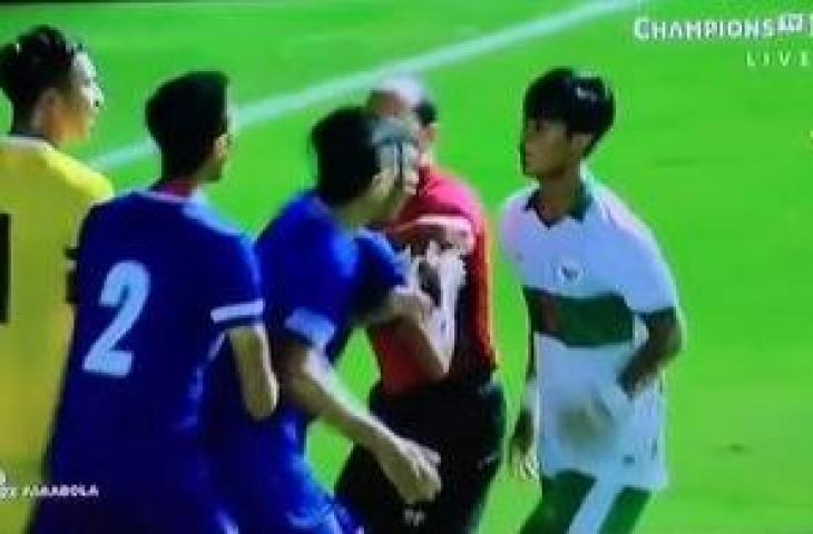 Pratama Arhan vs empat pemain Taiwan. (TikTok/@kuded_gabud)